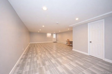 Turn-key brick 2-family in prime Bayside! Great investment - photo 20