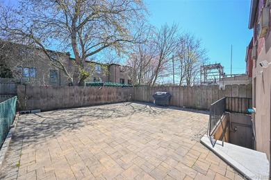 Turn-key brick 2-family in prime Bayside! Great investment - photo 21