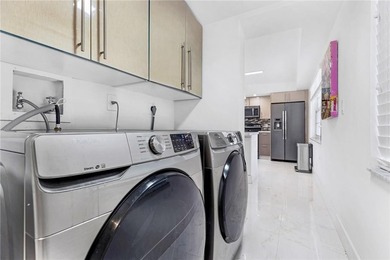 This beautiful and bright all remodeled apartment offer 3