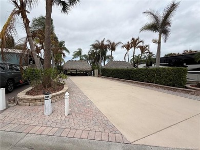 Gorgeous RV lot located in a gated, luxury Class A-only - photo 2
