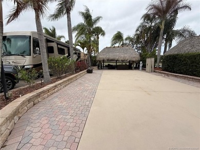 Gorgeous RV lot located in a gated, luxury Class A-only - photo 3