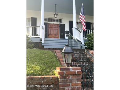 STEP INTO A PIECE OF NATCHEZ HISTORY WITH THE BREATHTAKING OAK - photo 2