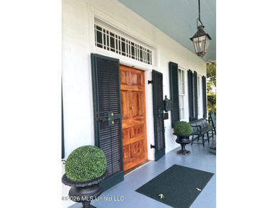 STEP INTO A PIECE OF NATCHEZ HISTORY WITH THE BREATHTAKING OAK - photo 4