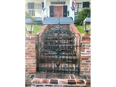 STEP INTO A PIECE OF NATCHEZ HISTORY WITH THE BREATHTAKING OAK - photo 6