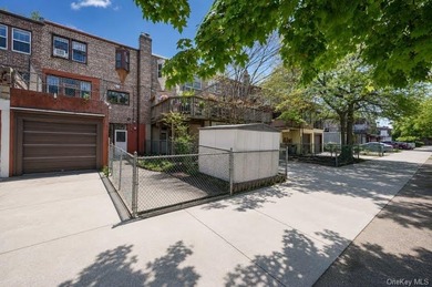 Beautifully maintained attached brick Tudor in a prime Fresh - photo 16