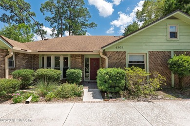 Updated brick 4-bedroom, 2.5-bathroom pool home on a cul-de-sac - photo 4