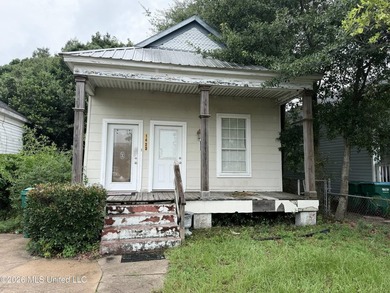 Charming cottage-style home featuring beautiful, genuine - photo 1