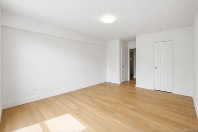 Newly renovated 1-bedroom co-op | 0.2 mi to Queens Botanical - photo 14