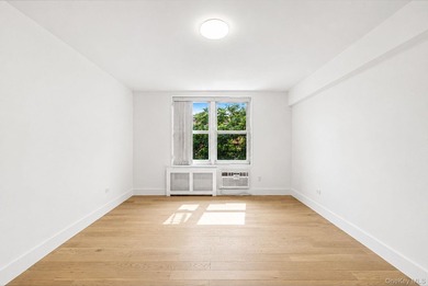 Newly renovated 1-bedroom co-op | 0.2 mi to Queens Botanical - photo 15