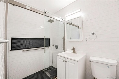 Newly renovated 1-bedroom co-op | 0.2 mi to Queens Botanical - photo 16