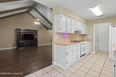 PRIME LOCATION, ENDLESS POTENTIAL! Welcome to this 2-bedroom - photo 8