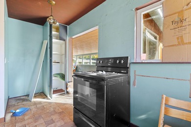 Welcome to this 3-bedroom home offering 1,386 sq ft of character - photo 7