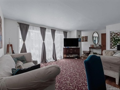 Exceptional opportunity in Douglaston! This spacious two-family - photo 3