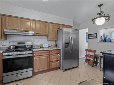 Exceptional opportunity in Douglaston! This spacious two-family - photo 7