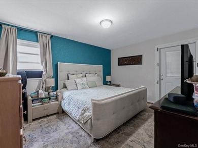 Exceptional opportunity in Douglaston! This spacious two-family - photo 8