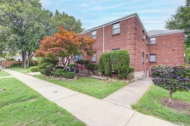 Welcome to this spacious 3-bedroom, 1-bath lower-level corner - photo 20