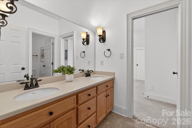 Beautiful custom home on premium golf course lot in popular - photo 27
