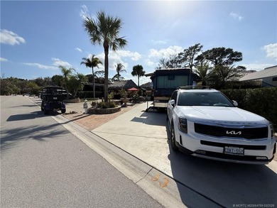 Enjoy privacy and convenience on this oversized 2,681 sq ft RV - photo 3