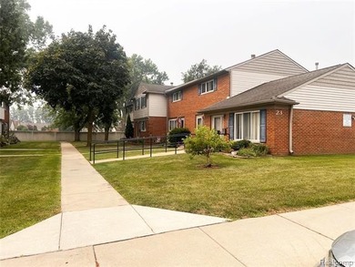 Welcome to this charming one-bedroom entry level Townhouse - photo 3