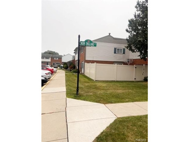 Welcome to this charming one-bedroom entry level Townhouse - photo 4
