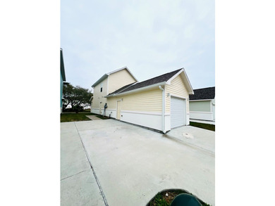 Beautiful 2022-Built Townhome in Gated community. This - photo 2