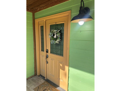 Charming 3 bedroom, 2 bath home with an open floor plan perfect - photo 2