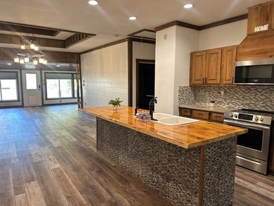 Charming 3 bedroom, 2 bath home with an open floor plan perfect - photo 3