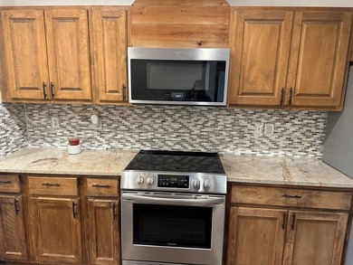 Charming 3 bedroom, 2 bath home with an open floor plan perfect - photo 4