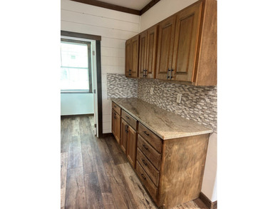 Charming 3 bedroom, 2 bath home with an open floor plan perfect - photo 5