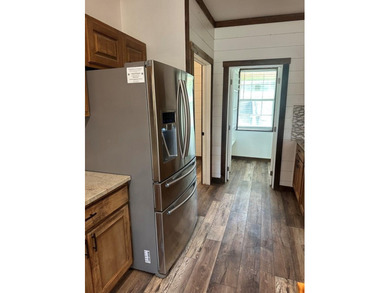 Charming 3 bedroom, 2 bath home with an open floor plan perfect - photo 6