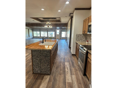 Charming 3 bedroom, 2 bath home with an open floor plan perfect - photo 7