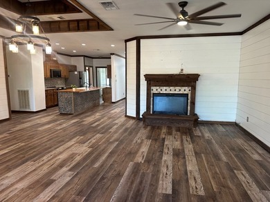 Charming 3 bedroom, 2 bath home with an open floor plan perfect - photo 8