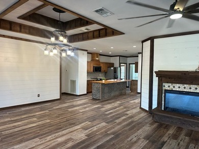 Charming 3 bedroom, 2 bath home with an open floor plan perfect - photo 9