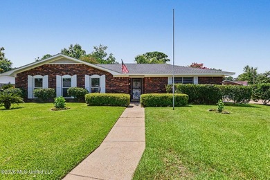 Move in ready, meticulously kept home located just minutes from - photo 1