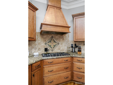 Stunning home located on the golf course in the highly desirable - photo 14