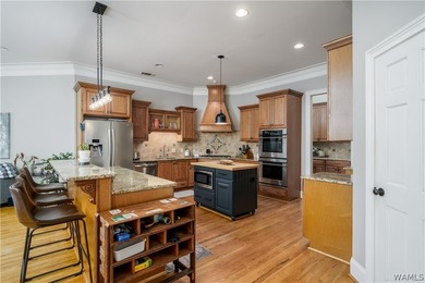 Stunning home located on the golf course in the highly desirable - photo 15