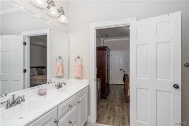 Stunning home located on the golf course in the highly desirable - photo 44