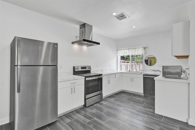Bright, newly renovated 2-bed, 1-bath home plus versatile den in - photo 1