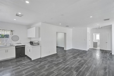 Bright, newly renovated 2-bed, 1-bath home plus versatile den in - photo 2