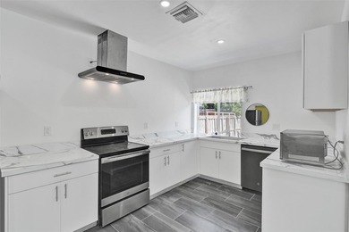 Bright, newly renovated 2-bed, 1-bath home plus versatile den in - photo 3