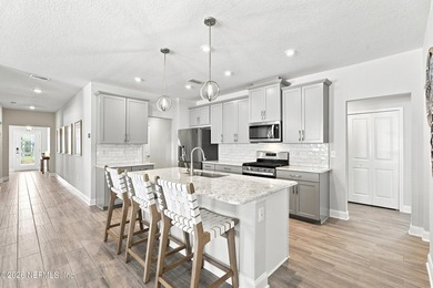 Beautifully maintained 4-bedroom home with sophisticated design - photo 6