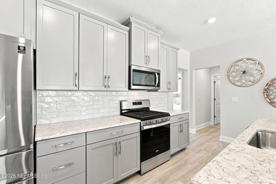 Beautifully maintained 4-bedroom home with sophisticated design - photo 7