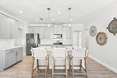 Beautifully maintained 4-bedroom home with sophisticated design - photo 8