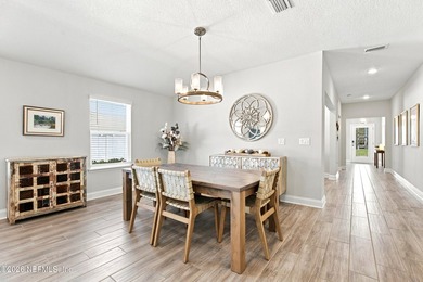 Beautifully maintained 4-bedroom home with sophisticated design - photo 9