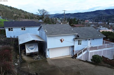 Lake Home For Sale in Roseburg, Oregon