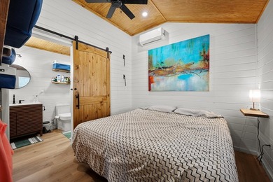 Price Reduction! Charming cottage situated on a spacious double - photo 7