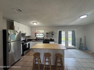 Great investment opportunity! 3 bedroom 2 bath brick home with - photo 4