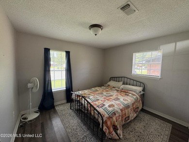 Great investment opportunity! 3 bedroom 2 bath brick home with - photo 7