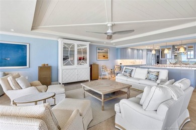 Beautifully renovated 2nd floor condo offers a tranquil - photo 4