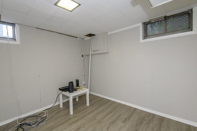Move right into this well-maintained 2-bedroom, 1-bath Milwaukee - photo 14